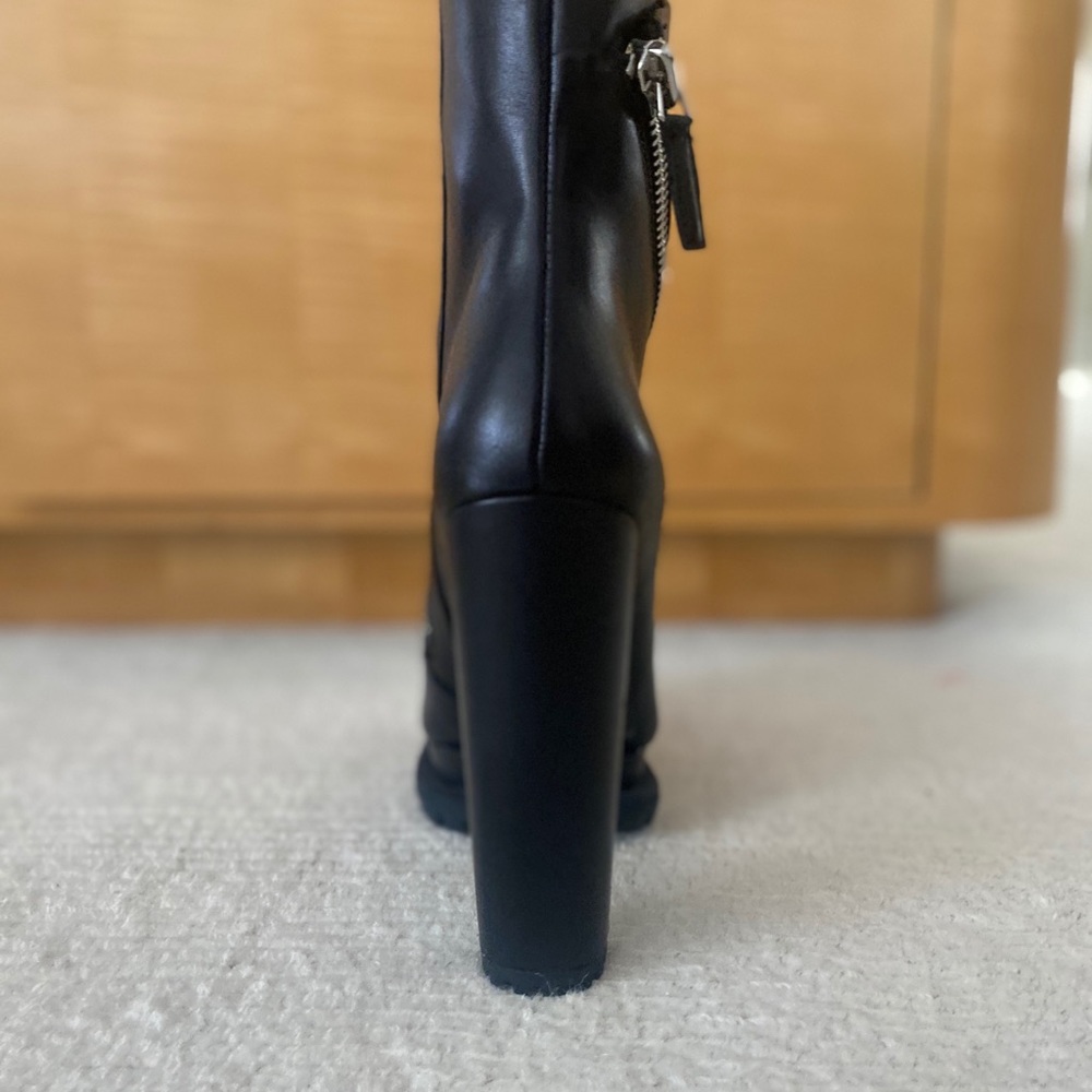 Alice and Olivia Jannetta black platform boot size 38